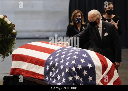 Der demokratische Präsidentschaftskandidat, der ehemalige Vizepräsident Joe Biden, berührt die Fahnenschatulle des verstorbenen Rep. John Lewis, D-Ga., einer Schlüsselfigur der Bürgerrechtsbewegung und ein 17-maliger Kongressabgeordneter aus Georgien, als er am Montag, den 27. Juli 2020, im US-Bundesstaat Washington liegt. Foto von J. Scott Applewhite/Pool/ABACAPRESS.COM Stockfoto