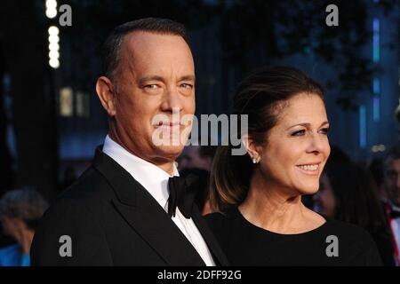 Datei Foto vom 9. Oktober 2013 von Tom Hanks und Rita Wilson bei der Captain Phillips Premiere Eröffnung des BFI London Film Festival auf dem Odeon Leicester Square in London, Großbritannien. Die amerikanischen Filmstars Tom Hanks und Rita Wilson sind offiziell Bürger Griechenlands geworden, teilte der Premierminister des Landes mit. Das Paar posierte mit seinen neuen Pässen zusammen mit dem griechischen Premierminister Kyriakos Mitsotakis und seiner Frau für ein Bild. Foto von Aurore Marechal/ABACAPRESS.COM Stockfoto