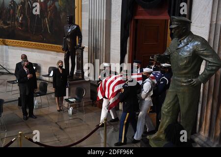 Die militärische Ehrengarde trägt die Schatulle, die den Kongressabgeordneten John Lewis (D- GA) am 27. Juli 2020 in der Rotunde des US-Kapitols in Washington D.C. hält.Foto von Matt McClain/Pool/ABACAPRESS.COM Stockfoto