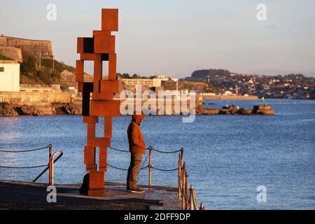 Die LOOK II Statue der gefeierten Skulptur Sir Antony Gormley im Hoie in Plymouth, Devon. Die Statue besteht aus 22 gusseisernen Blöcken Stockfoto