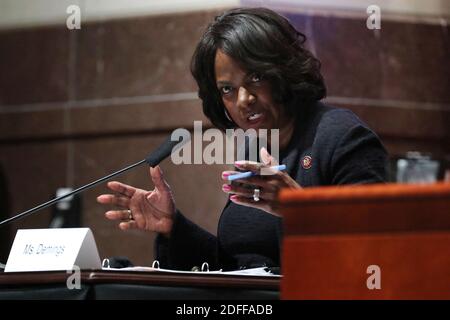 Das Mitglied des Justizausschusses des Hauses, Rep. Val Demings (D-FL), befragt US-Generalstaatsanwalt William Barr während einer Anhörung im Kongressauditorium im Besucherzentrum des US-Kapitols am 28. Juli 2020 in Washington, DC, USA. In seiner ersten Aussage des Kongresses seit mehr als einem Jahr stellte sich Barr Fragen des Ausschusses über seine Entsendung von Strafverfolgungsbehörden des Bundes nach Portland, Oregon, und anderen Städten als Reaktion auf die Proteste von Black Lives Matter; Seine Rolle bei der Verwendung von Bundesagenten gewaltsam Demonstranten von Lafayette Square in der Nähe des Weißen Hauses im letzten Monat vor einem Foto opportun Stockfoto