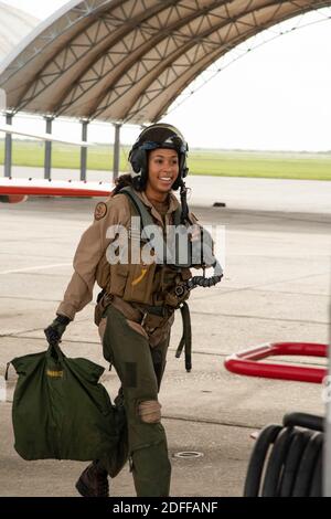 Handout Foto vom 7. Juli 2020 von Studenten Naval Aviator LT. j.g. Madeline Swegle, die dem Redhawks of Training Squadron (VT) 21 in der Naval Air Station Kingsville, Texas, zugewiesen wurde, verlässt ein T-45C Goshawk Trainingsflugzeug nach ihrem letzten Flug, um den Lehrplan des Undergraduate Tactical Air (Strike) Piloten zu absolvieren, 7. Juli 2020. Swegle ist die erste bekannte schwarze weibliche Schlagfliegerin der U.S. Navy und wird ihre Wings of Gold während einer Zeremonie am 31. Juli erhalten. US Navy Foto von Anne Owens via ABACAPRESS.COM Stockfoto