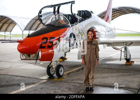 Handout Foto vom 7. Juli 2020 von Studenten Naval Aviator LT. j.g. Madeline Swegle, die dem Redhawks of Training Squadron (VT) 21 in der Naval Air Station Kingsville, Texas, zugewiesen wurde, steht bei einem T-45C Goshawk Trainingsflugzeug nach ihrem letzten Flug, um den Lehrplan des Undergraduate Tactical Air (Strike) Piloten zu absolvieren, 7. Juli 2020. Swegle ist die erste bekannte schwarze weibliche Schlagfliegerin der Marine und wird ihre Wings of Gold während einer Zeremonie am 31. Juli erhalten. US Navy Foto von LT. M.g. Luke Redito über ABACAPRESS.COM Stockfoto