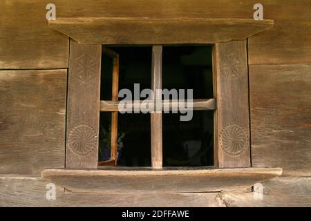 Das Dorfmuseum in Bukarest, Rumänien. Außenansicht eines Holzhauses mit geschnitztem Fensterrahmen aus Holz. Stockfoto