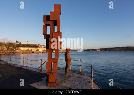 Die LOOK II Statue der gefeierten Skulptur Sir Antony Gormley im Hoie in Plymouth, Devon. Die Statue besteht aus 22 gusseisernen Blöcken Stockfoto