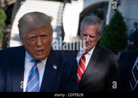 Der Stabschef des Weißen Hauses Mark Meadows hört zu, wie US-Präsident Donald Trump am Mittwoch, den 29. Juli 2020, vor dem Weißen Haus in Washington, D.C., USA, zur Presse spricht. Foto von Sarah Silbiger/Pool/ABACAPRESS.COM Stockfoto
