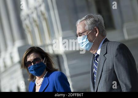 Die Sprecherin des Repräsentantenhauses Nancy Pelosi (D-CA) und der Mehrheitsführer des Senats, Senator Mitch McConnell (R-KY), kommen an, um zu sehen, wie eine Schatulle mit den Überresten des Rep. John Lewis (D-GA) vom US-Kapitolgebäude am 29. Juli 2020 in Washington, DC, USA, getragen wird. Foto von Brendan Smialowski/Pool/ABACAPRESS.COM Stockfoto
