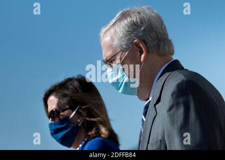 Die Sprecherin des Repräsentantenhauses Nancy Pelosi (D-CA) und der Mehrheitsführer des Senats, Senator Mitch McConnell (R-KY), kommen an, um zu sehen, wie eine Schatulle mit den Überresten des Rep. John Lewis (D-GA) vom US-Kapitolgebäude am 29. Juli 2020 in Washington, DC, USA, getragen wird. Foto von Brendan Smialowski/Pool/ABACAPRESS.COM Stockfoto