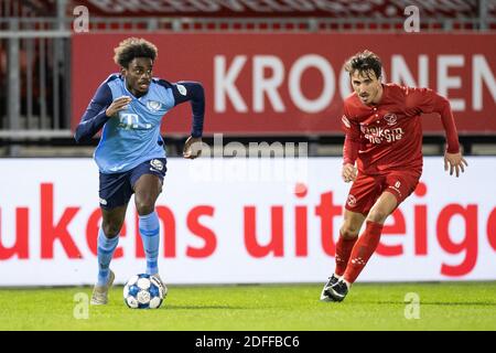 Almere, Niederlande. Dezember 2020. ALMERE, 04-12-2020, Yanmar Stadion, Saison 2020/2021, Niederländischer Fußball Keuken Kampioen Divisie. (L-R) Jong FC Utrecht Spieler Albert Lottin, Almere City FC Spieler Tim Receveur während des Spiels Almere City - Jong Utrecht Credit: Pro Shots/Alamy Live News Stockfoto