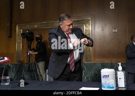 US-Außenminister Michael Pompeo macht eine Pause von der Aussage vor einem Senat Ausschuss für Auswärtige Beziehungen Anhörung über den Staat DepartmentâÂ € Â™s 2021 Budget in der Dirksen Senate Office Building in Washington, DC USA, 30. Juli 2020. Foto von Jim Lo Scalzo/Pool/ABACAPRESS.COM Stockfoto