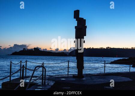 Die LOOK II Statue der gefeierten Skulptur Sir Antony Gormley im Hoie in Plymouth, Devon. Die Statue besteht aus 22 gusseisernen Blöcken Stockfoto