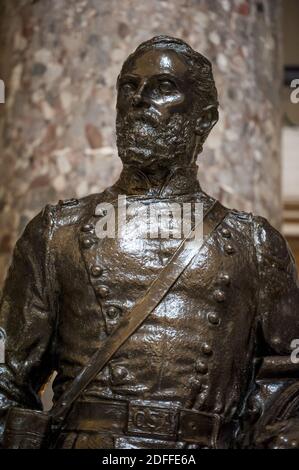 Diese Statue des US-amerikanischen Repräsentanten Joseph Wheeler (Demokrat von Alabama) wurde der National Statuary Hall Collection vom Staat Alabama im Jahr 1925 übergeben und steht in der Statuary Hall im US-Kapitol in Washington, DC., Freitag, 31. Juli 2020. Wheeler war Absolvent der US Military Academy (West Point) und diente als amerikanischer Militärkommandant und Politiker, der für zwei verschiedene Armeen in zwei verschiedenen Kriegen gekämpft: Für die Confederate States Army im Bürgerkrieg und für die United States Army in der SpanishâÂ € Â “American war. Er diente auch im US-Repräsentantenhaus von Stockfoto