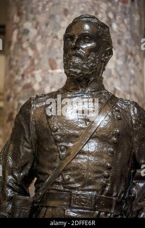 Diese Statue des US-amerikanischen Repräsentanten Joseph Wheeler (Demokrat von Alabama) wurde der National Statuary Hall Collection vom Staat Alabama im Jahr 1925 übergeben und steht in der Statuary Hall im US-Kapitol in Washington, DC., Freitag, 31. Juli 2020. Wheeler war Absolvent der US Military Academy (West Point) und diente als amerikanischer Militärkommandant und Politiker, der für zwei verschiedene Armeen in zwei verschiedenen Kriegen gekämpft: Für die Confederate States Army im Bürgerkrieg und für die United States Army in der SpanishâÂ € Â “American war. Er diente auch im US-Repräsentantenhaus von Stockfoto