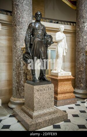 Diese Statue des US-amerikanischen Repräsentanten Joseph Wheeler (Demokrat von Alabama) wurde der National Statuary Hall Collection vom Staat Alabama im Jahr 1925 übergeben und steht in der Statuary Hall im US-Kapitol in Washington, DC., Freitag, 31. Juli 2020. Wheeler war Absolvent der US Military Academy (West Point) und diente als amerikanischer Militärkommandant und Politiker, der für zwei verschiedene Armeen in zwei verschiedenen Kriegen gekämpft: Für die Confederate States Army im Bürgerkrieg und für die United States Army in der SpanishâÂ € Â “American war. Er diente auch im US-Repräsentantenhaus von Stockfoto