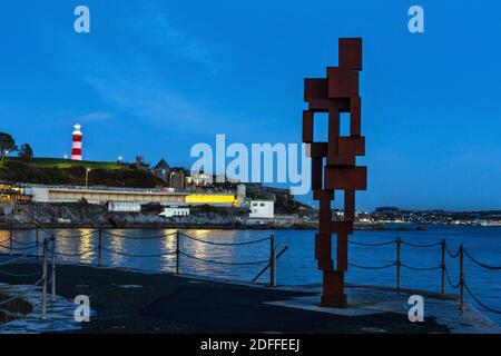Die LOOK II Statue der gefeierten Skulptur Sir Antony Gormley im Hoie in Plymouth, Devon. Die Statue besteht aus 22 gusseisernen Blöcken Stockfoto