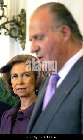 König Juan Carlos zieht nach Spanien - Akte - König Juan Carlos zieht nach Spanien - Akte - Spaniens König Juan Carlos und Königin Sofia werden zusammen mit der französischen First Lady Bernadette Chirac in Toulouse vom Bürgermeister und Außenminister Philippe Douste-Blazy begrüßt Am 29. März 2006 im Rathaus von Toulouse, Südfrankreich. Später besuchen sie Airbus und Juan Carlos, ehemaliger Pilot, saß auf dem Cockpit einer A-380. Foto von Patrick Bernard/ABACAPRES.COM Stockfoto