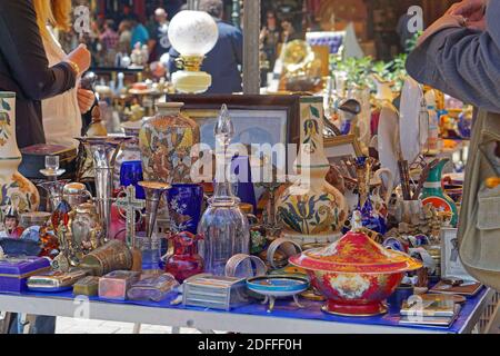 Athen, Griechenland - 03. Mai 2015: Antiquitäten- und Kunststand auf dem Monastiraki Flohmarkt Athen. Stockfoto