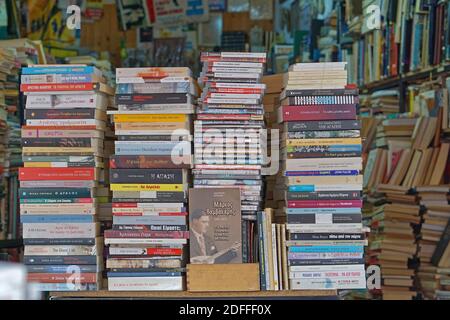 Athen, Griechenland - 02. Mai 2015: Stapel von gebrauchten Büchern in der Monastiraki Flohmarkt Buchhandlung. Stockfoto