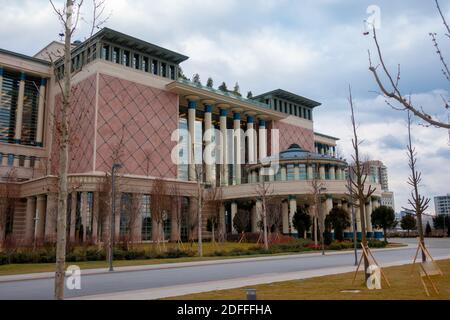 Außenansicht einer luxuriösen Bibliothek nach traditionellen gestaltet Türkische Architektur an einem sonnigen Morgen sideview Stockfoto