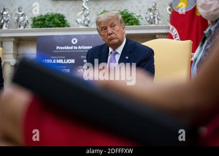 Präsident Donald Trump macht Bemerkungen, als er sich am Mittwoch, den 5. August 2020, mit dem Gouverneur von Arizona, Doug Ducey, im Oval Office trifft. Foto von Doug Mills/Pool/ABACAPRESS.COM Stockfoto