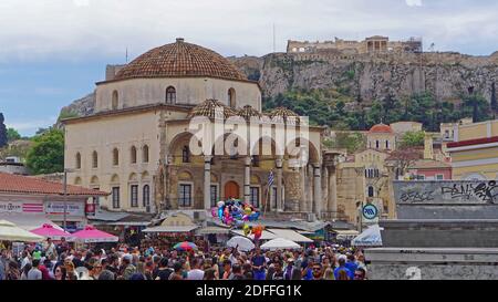 Athen, Griechenland - 02. Mai 2015: Touristenhund auf dem historischen Monastiraki-Platz in Athen. Stockfoto