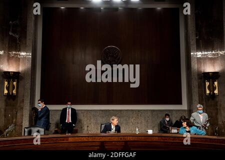 Die Vorsitzende des Justizausschusses des Senats, Lindsey Graham (R-SC), spricht mit Dianne Feinstein (D-CA), Mitglied des Justizausschusses des Senats, vor Beginn einer Anhörung des Justizausschusses zum Thema „Überwachung der Kreuzfeuer-Hurrikanuntersuchung“ am 5. August 2020 auf dem Capitol Hill in Washington, DC. Foto von Erin Schaff/Pool/ABACAPRESS.COM) Stockfoto
