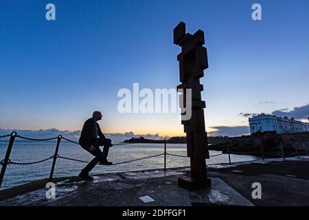 Die LOOK II Statue der gefeierten Skulptur Sir Antony Gormley im Hoie in Plymouth, Devon. Die Statue besteht aus 22 gusseisernen Blöcken Stockfoto