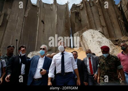 Der französische Präsident Emmanuel Macron, Mitte, besucht den zerstörten Ort der Explosion im Hafen von Beirut, Libanon, Donnerstag, 6. August 2020. Der französische Präsident Emmanuel Macron ist in Beirut angekommen, um dem Libanon nach der tödlichen Hafenexplosion französische Unterstützung anzubieten.Photo Pool von Thibault Camus/ABACAPRESS.COM Stockfoto