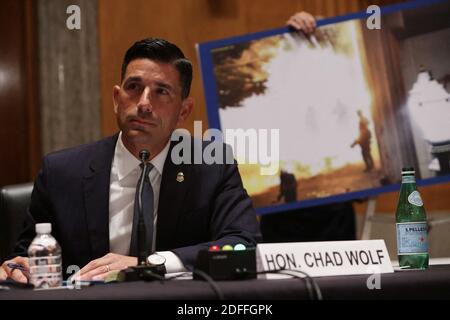 WASHINGTON, DC - 06. AUGUST: Der amtierende US-Innenminister Chad Wolf bezeugt während einer Anhörung vor dem Ausschuss für Heimatschutz und Regierungsangelegenheiten des Senats im Dirksen Senate Office Building am 6. August 2020 auf dem Capitol Hill in Washington, DC. Der Ausschuss hielt eine Anhörung zum Thema "Überwachung der DHS-Personaleinsätze bei jüngsten Protesten" ab. Foto von Alex Wong/Pool/ABACAPRESS.COM Stockfoto