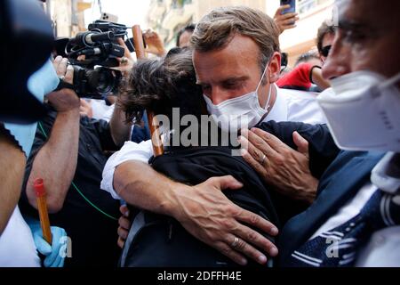 Der französische Präsident Emmanuel Macron umarmt einen Bewohner, als er eine verwüstete Straße in Beirut, Libanon, besucht, Donnerstag, den 6. August 2020. Der französische Präsident Emmanuel Macron ist in Beirut angekommen, um dem Libanon nach der tödlichen Hafenexplosion französische Unterstützung anzubieten.Foto: Thibault Camus/Pool/ABACAPRESS.COM Stockfoto