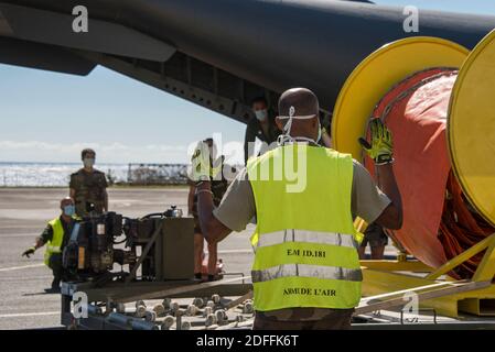 Ein Flugzeug der französischen Luftwaffe bereitete sich darauf vor, am 08. August 2020 nach Mauritius zu reisen, um am 26. Juli 2020 die anhaltende Ölpest von MV Wakashio im Südosten von Mauritius mit 200 Tonnen Diesel und 3,800 Tonnen Treibstoff in seinen Tanks zu bekämpfen. Handout Foto von Gwendoline Defente / FAZSOI /Ministère des armées- Défense via ABACAPRESS.COM Stockfoto