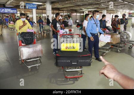 Insgesamt 71 Einwohner Bangladeschs kehrten am 12. August 2020 aus der libanesischen Hauptstadt Beirut zurück, die von Doppelschlag heimgejagt wurde. Sie befand sich auf dem internationalen Flughafen Hazrat Shahjalal in Dhaka, Bangladesch. Ein Flugzeug der Bangladesh Air Force (BAF), das Hilfsmaterial in den Libanon lieferte, brachte die Bangladescher nach Hause zurück. Foto von Suvra Kanti das/ABACAPRESS.COM Stockfoto