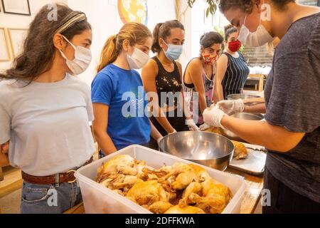 Der libanesische Küchenanwalt Kamal Mouzawak und sein Freiwilligenteam im Tawlet (oder Tawlei) Restaurant und der NGO World Central Kitchen bereiten täglich rund 1200 frische Mahlzeiten für Menschen in lokalen Krankenhäusern, Senioren, die zu Hause isoliert sind, zu. Und Ersthelfer, die am 12. August 2020 in Beirut, Libanon, vor Ort in der Nähe des großen unbekannten Sprenggebietes in der Nähe von Mar Mikhail arbeiten. Foto von Ammar Abd Rabbo/ABACAPRESS.COM Stockfoto