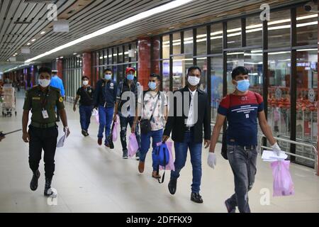 Insgesamt 71 Einwohner Bangladeschs kehrten am 12. August 2020 aus der libanesischen Hauptstadt Beirut zurück, die von Doppelschlag heimgejagt wurde. Sie befand sich auf dem internationalen Flughafen Hazrat Shahjalal in Dhaka, Bangladesch. Ein Flugzeug der Bangladesh Air Force (BAF), das Hilfsmaterial in den Libanon lieferte, brachte die Bangladescher nach Hause zurück. Foto von Suvra Kanti das/ABACAPRESS.COM Stockfoto