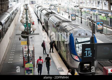 Die Menschen nehmen den Zug am Bahnhof Gare du Nord in Paris, Frankreich, am 14. August 2020 während der COVID-19 (Novel Coronavirus) Pandemie. Foto von Julie Sebadelha/ABACAPRESS.COM Stockfoto