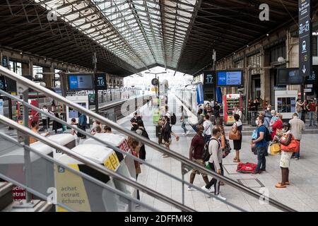 Am 14. August 2020 laufen Menschen am Bahnhof Gare du Nord in Paris, Frankreich, während der Pandemie COVID-19 (Novel Coronavirus). Foto von Julie Sebadelha/ABACAPRESS.COM Stockfoto