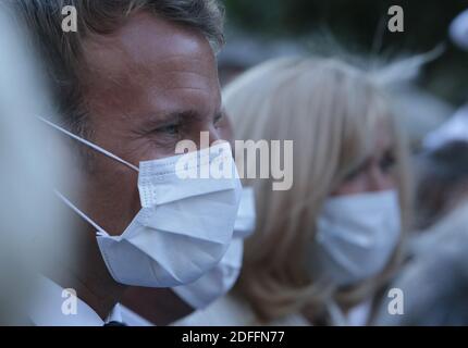 Der französische Präsident Emmanuel Macron und seine Frau Brigitte Macron, die beide Gesichtsmasken tragen, begehen am 17,2020. August den 76. Jahrestag der Befreiung der Stadt in Bormes-les-Mimosas im Süden Frankreichs. Foto von Patrick Aventurier/ABACAPRESS.COM Stockfoto