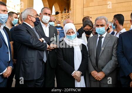 Das Parlamentsmitglied Bahiaa Hariri (Mitte), Schwester des ermordeten Premierministers Rafiq Hariri, hat am 18. August 2020 ein Protokoll nach dem Urteil des Sondergerichtshofs für den Libanon am Grab ihres Bruders in Beirut, Libanon, gesehen. Foto von Ammar Abd Rabbo/ABACAPRESS.COM Stockfoto