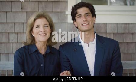 In diesem Bild aus dem Video-Feed der Demokratischen Nationalversammlung, Caroline Kennedy, ehemalige Botschafterin der Vereinigten Staaten in Japan und Tochter des US-Präsidenten John F. Kennedy, links, Und ihr Sohn, Jack Schlossberg, Enkel von Präsident Kennedy, rechts, macht am Dienstag, 18. August 2020, in der zweiten Nacht des Kongresses Bemerkungen. Foto von Democratic National Convention via CNP/ABACAPRESS.COM Stockfoto