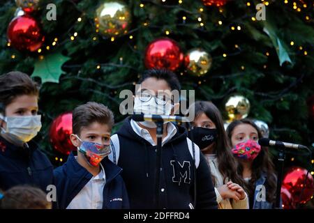 Beirut, Libanon. Dezember 2020. Kinder singen am 4. Dezember 2020 in Gemmayzeh in Beirut, Libanon, ein Weihnachtslied. Die Menschen in Gemmayzeh, die stark von den Beiruter Explosionen betroffen war, begannen vor kurzem, sich auf das kommende Weihnachten vorzubereiten. Quelle: Bilal Jawich/Xinhua/Alamy Live News Stockfoto