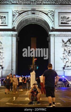 Paris Saint-Germain (PSG) Fans stehen am 23. August 2020, nach dem Ende des UEFA Champions League-Finale gegen Bayern München im Luz-Stadion in Lissabon, auf den Champs-Elysees in Paris, Frankreich, niedergeschlagen. Bayern München gewann die Champions League am 23. August 2020 nach einem Sieg über Paris 1-0 in Saint-Germain krönten die deutschen Riesen zum sechsten Mal Europas Top-Team. Kingsley Comans 59. Minute-Kopfball sorgte dafür, dass die Bayern beim Estadio da Luz in Lissabon triumphierten und seinen Jugendclub PSG in ihrem ersten Finale im Wettbewerb zur Niederlage verurteilten. Foto von Eliot BL Stockfoto