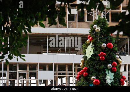 Beirut. Dezember 2020. Das Foto vom 4. Dezember 2020 zeigt einen Weihnachtsbaum vor einem Gebäude, das bei den Beirut-Explosionen im Gemmayzeh-Gebiet in Beirut, Libanon, beschädigt wurde. Die Menschen in Gemmayzeh, die stark von den Beiruter Explosionen betroffen war, begannen vor kurzem, sich auf das kommende Weihnachten vorzubereiten. Quelle: Bilal Jawich/Xinhua/Alamy Live News Stockfoto