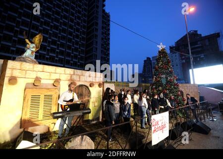 Beirut, Libanon. Dezember 2020. Kinder singen am 4. Dezember 2020 in Gemmayzeh in Beirut, Libanon, ein Weihnachtslied. Die Menschen in Gemmayzeh, die stark von den Beiruter Explosionen betroffen war, begannen vor kurzem, sich auf das kommende Weihnachten vorzubereiten. Quelle: Bilal Jawich/Xinhua/Alamy Live News Stockfoto