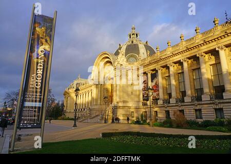 PARIS, FRANKREICH -20 DEZ 2019- das Petit Palais wurde für die Weltausstellung 1900 erbaut und ist heute eines der vierzehn Museen, die direkt von der Stadt verwaltet werden Stockfoto