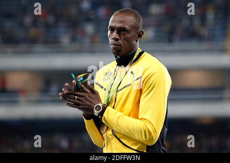 Datei Foto vom 15. August 2016 von Jamaikas Usain Bolt mit seiner Goldmedaille auf dem Podium der 100m Männer im Olympiastadion, Rio de Janeiro, Brasilien. Weltrekordsprinter und achtmaliger Olympia-Goldmedaillengewinner Usain Bolt hat sich positiv auf das Coronavirus getestet und isoliert sich in seiner Heimat auf Jamaika, nachdem er letzte Woche seinen 34. Geburtstag mit einer großen Bash maskenfreien Feier gefeiert hat. Jamaikas Gesundheitsministerium bestätigte am späten Montag, dass Bolt, der Weltrekorde in der 100m und 200m Entfernung hält, positiv getestet hatte, nachdem er gegen Mittag ein Video in den sozialen Medien gepostet hatte, das sagte, er warte darauf Stockfoto