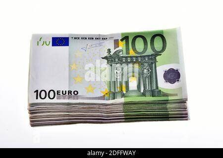 Ein Stapel von 10,000 Euro auf hundert 100-Euro-Banknoten, isoliert auf weißem Hintergrund Stockfoto