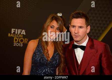 Datei Foto - der argentinische Stürmer des FC Barcelona Lionel Messi und seine Partnerin Antonella Roccuzzo während eines Fotoanrufs vor der FIFA Ballon d'Or 2013 Gala in der Kongresshalle in Zürich, Schweiz, am 13. Januar 2014. Der argentinische Fußballstar Lionel Messi hat einen Brief nach Barcelona geschickt, in dem er den Verein darüber informiert, dass er das Team verlassen will. Nach der demütigenden Niederlage der Katalanen 8-2 durch Bayern München im Champions-League-Viertelfinale sagte Clubpräsident Josep Maria Bartomeu gegenüber Barca TV: "Messi hat schon oft gesagt, dass er seine Karriere bei Barca beenden will. Im Juli 2017, Barcelona und MES Stockfoto