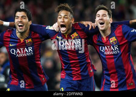 Datei Foto - Lionel Messi (FC Barcelona) feiert mit seinem Teamkollegen Neymar da Silva Jr (FC Barcelona) und Luis Suarez (FC Barcelona) nach dem Tor, während der La Liga Fußballspiel zwischen FC Barcelona und Atletico de Madrid, im Camp Nou Stadion in Barcelona, Spanien am 11. januar 2015. Der argentinische Fußballstar Lionel Messi hat einen Brief nach Barcelona geschickt, in dem er den Verein darüber informiert, dass er das Team verlassen will. Nach der demütigenden Niederlage der Katalanen 8-2 durch Bayern München im Champions-League-Viertelfinale sagte Clubpräsident Josep Maria Bartomeu gegenüber Barca TV: "Messi hat das schon oft gesagt Stockfoto