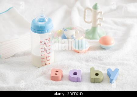 T Wort 'Baby' aus Holzbuchstaben und Babyartikeln Stockfoto