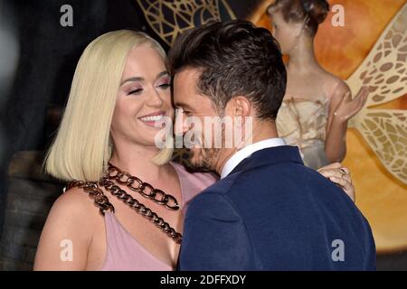 Datei Foto vom 21. August 2019 von Katy Perry und Orlando Bloom bei der LA Premiere von Amazons 'Carnival Row' in Los Angeles, CA, USA. Katy Perry und Orlando Bloom haben ihr neues Baby begrüßt, eine Tochter namens Daisy Dove Bloom. Das Paar kündigte die Ankunft ihrer Tochter über UNICEF an, Perry und Bloom sind Goodwill-Botschafter für die Wohltätigkeitsorganisation und teilen ein Schwarz-Weiß-Bild ihres kleinen Greiflings am Finger ihres Vaters, während Perry sich am Handgelenk des Neugeborenen festhielt. Foto von Lionel Hahn/ABACAPRESS.COM Stockfoto